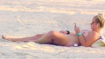 Lustful MILF Ravishing Her Soaking Cunt Amidst Noisy Beach Mob On Ocean Shore - Hidden Cam