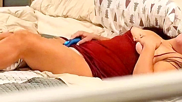 Mom's Chill Masturbation Hack, Porn on Phone, Sex Toy Vibrates Her Slick Hole