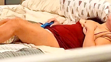 Mom's Chill Masturbation Hack, Porn on Phone, Sex Toy Vibrates Her Slick Hole