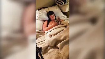 Nasty MILF's Easy Start: Phone Porn Blast, Legs Splayed, Vibrator on Her Gushing Twat