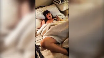 Nasty MILF's Easy Start: Phone Porn Blast, Legs Splayed, Vibrator on Her Gushing Twat