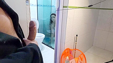 Horny Daughter Busts Pervy Dad Peeping, Drains His Balls and Shares Sticky Dick Kisses