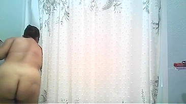 Dude sneaks up on naked mom in shower jerking her clit and bangs her