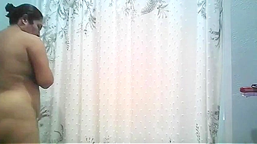 Dude sneaks up on naked mom in shower jerking her clit and bangs her