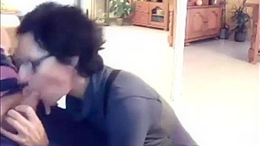 Naughty Mother Swallows Cum from Distracted Gamer Boy's Massive Shaft Mid-Match