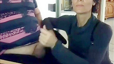 Naughty Mother Swallows Cum from Distracted Gamer Boy's Massive Shaft Mid-Match